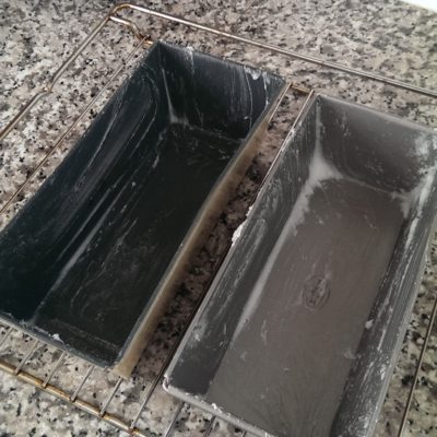 smøring af forme 400x400 Verdens bedste glutenfri og mælkefri rugbrød