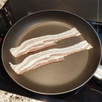 Bacon klar til at blive stegt 200x200 Sådan steger du bacon bedst