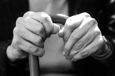 gigt hænder 400x265 Slidgigt i fingrene/ondt i fingrene. Findes der øvelser eller behandling?